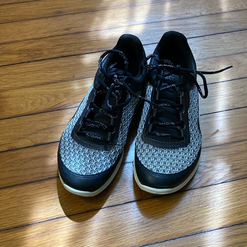 NWOT Ecco Ladies Biom Fjuel Mesh Athletic Sneaker USsize 4/EU 35 Black and White